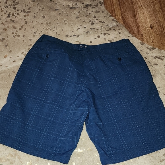 Under Armour Blue Flat Front Shorts Casual Style - Picture 3 of 3
